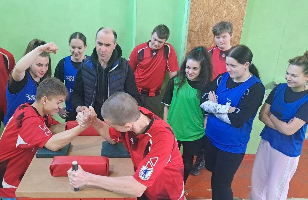 Сила духу і м’язів: змагання з армреслінгу серед студентів