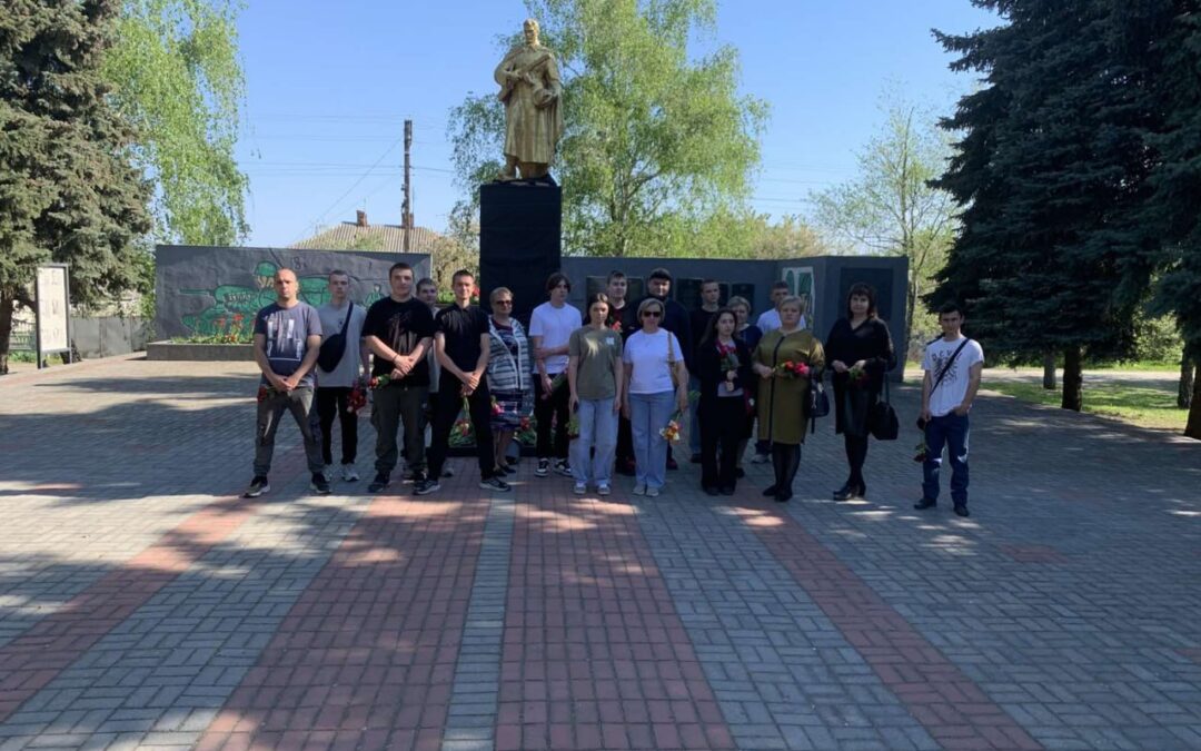 Студенти та працівники закладу здійснили покладання квітів до пам’ятника загиблим воїнам